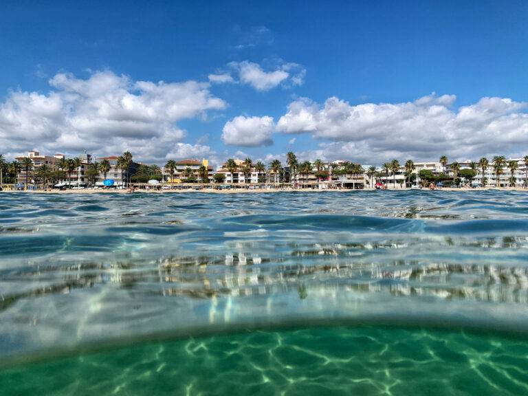 Vista de la platja de Cambrils des del mar